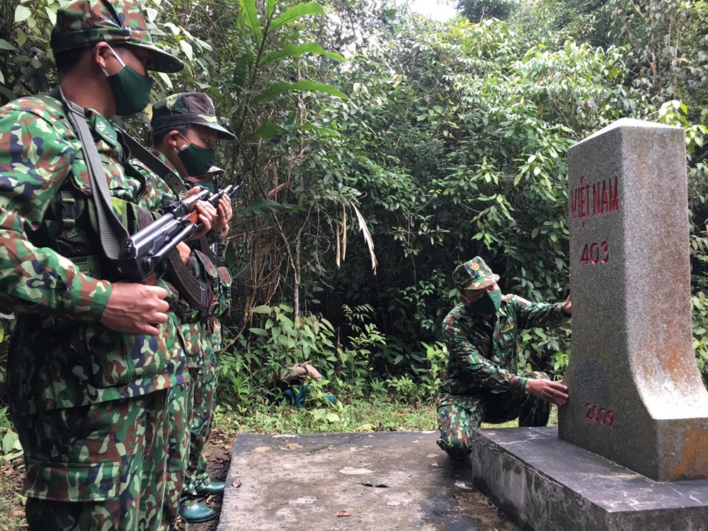 Đồn BP Cửa khẩu quốc Nậm Cắn (BĐBP Nghệ An) tuần tra bảo vệ chủ quyền an ninh biên giới.